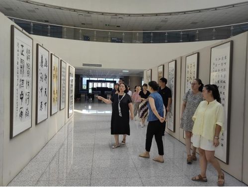 美術學院黨委組織教師參觀廉潔文化書畫作品展，深化文化藝術交流活動